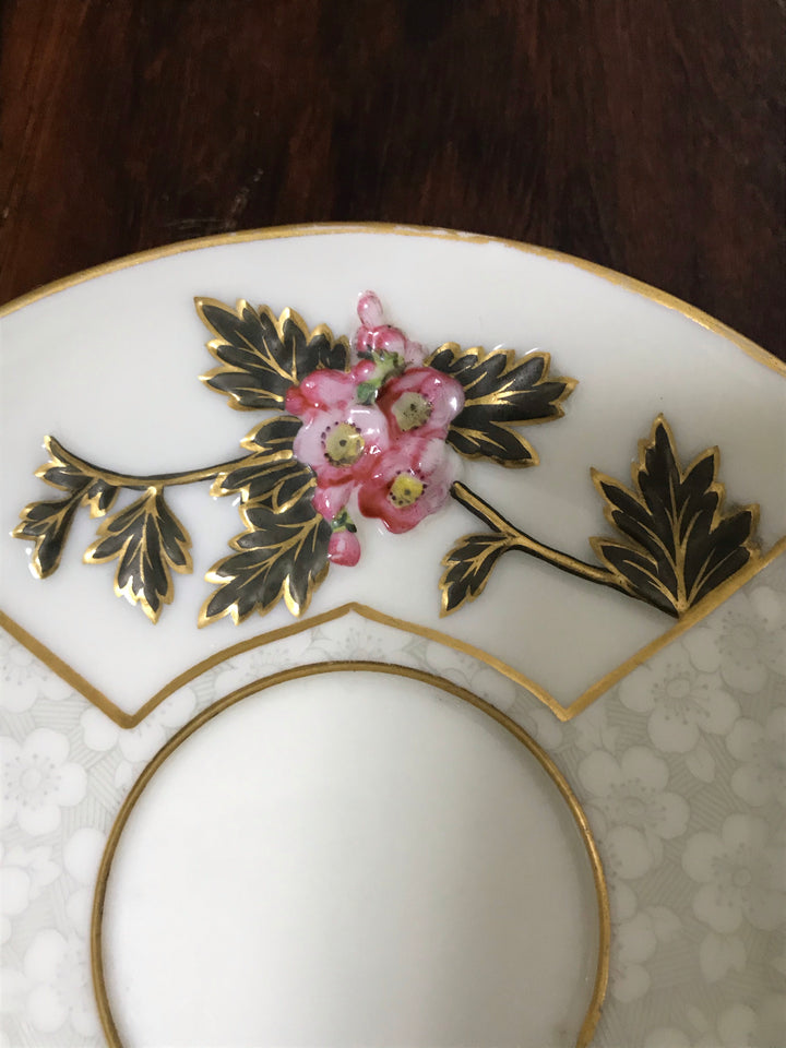 ロイヤルウースター　ジャポニズム　手描き 浮き彫りの花・小麦・金色の縁取り　ティーカップ＆ソーサー