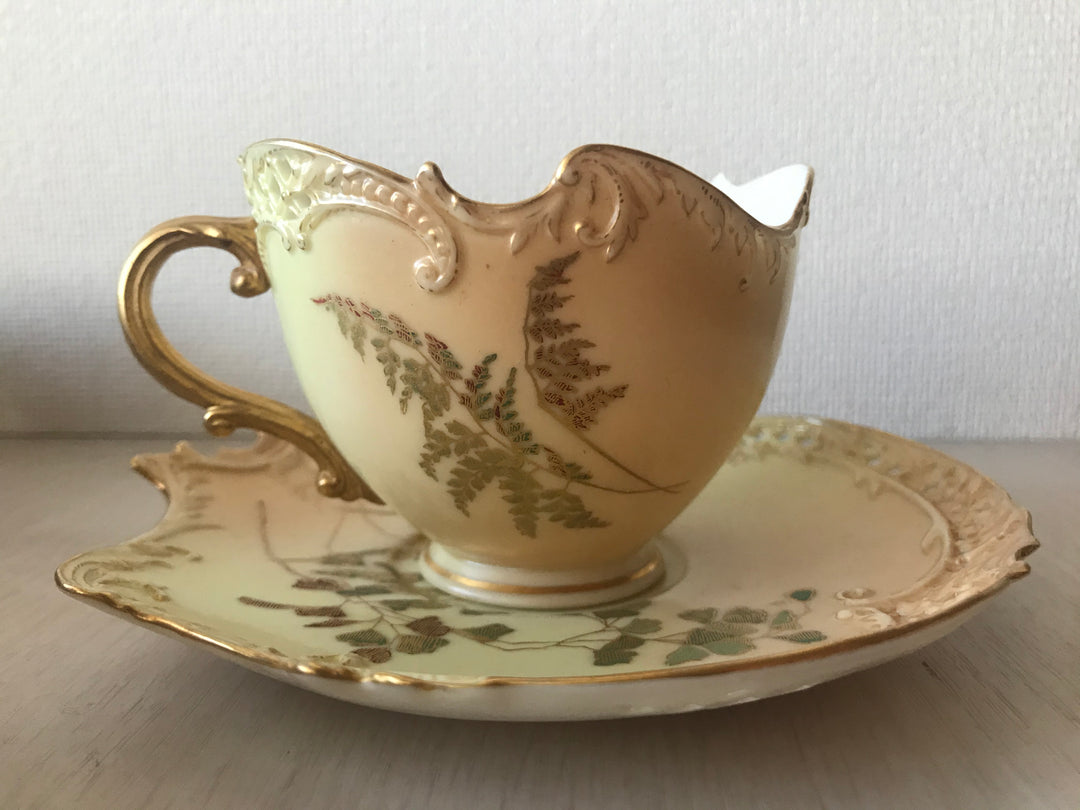 1890年代　アンティーク　ロイヤルウースター　アールヌーヴォーブラッシュアイボリー　網目模様　手描き絵付け　カップとソーサーのセット