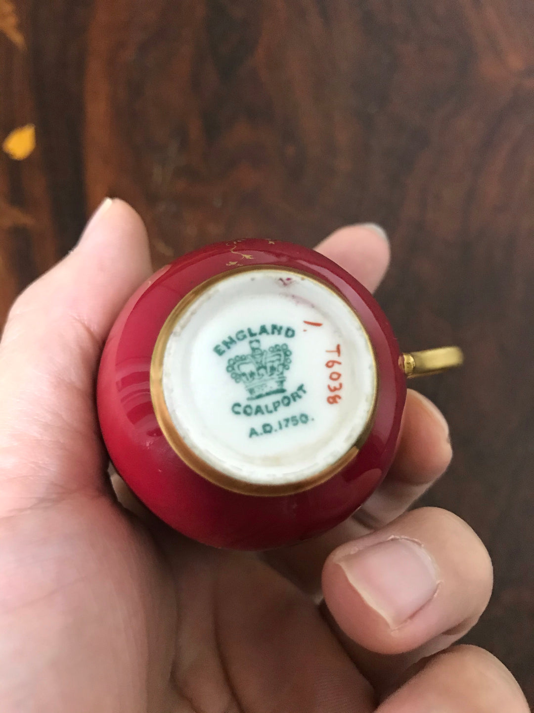 コールポート（COALPORT）赤と金彩のデミタスカップ＆ソーサー