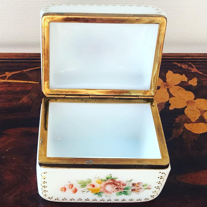 フレンチアンティーク　オパーリンガラス製ジュエリーボックス　手描きの花