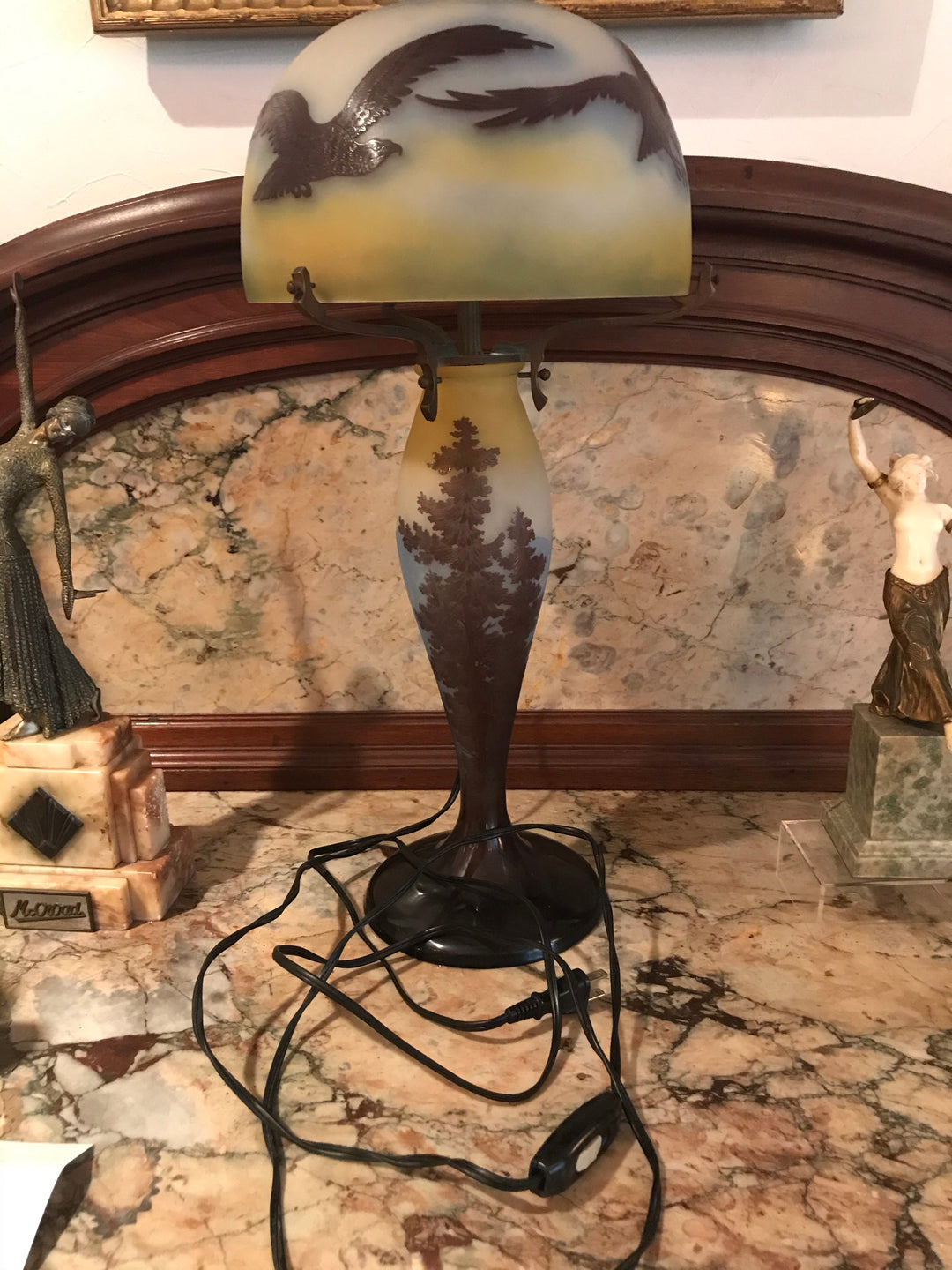 エミールガレ　山岳風景と鷲尾のアールヌーボー時代のアンティークテーブルランプ