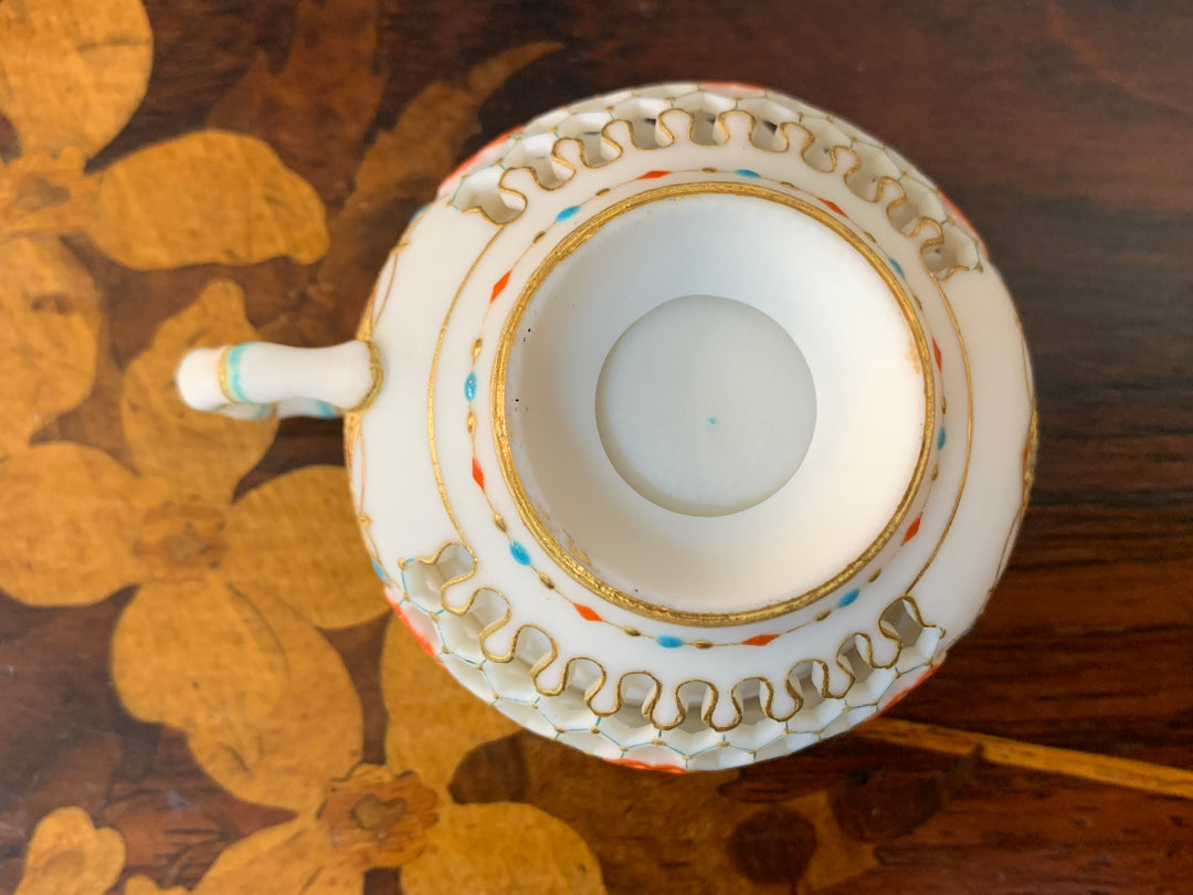 ロイヤルウースター　透かし技法（ピアス技法）のデミタスカップ　パリアン磁器