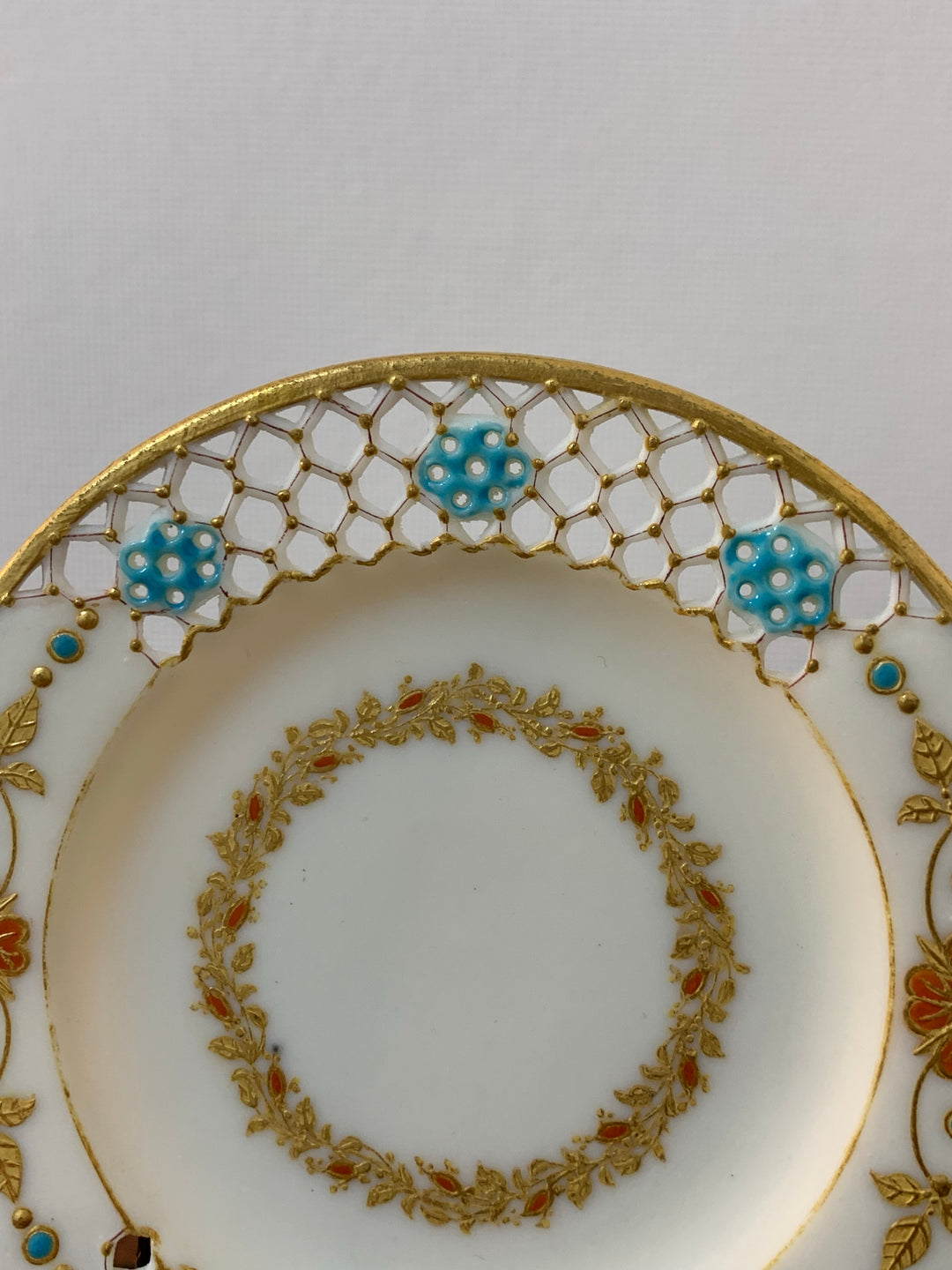 ロイヤルウースター　透かし技法（ピアス技法）のデミタスカップ　パリアン磁器