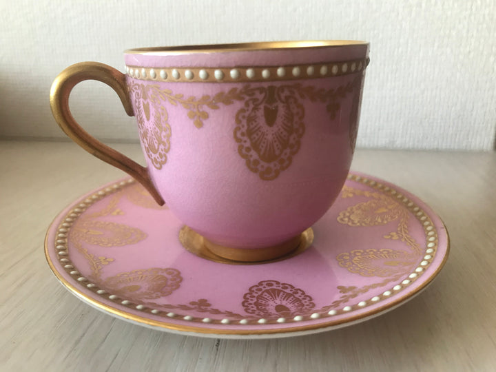 ロイヤルウースター　ピンク下地に白いジュエルのデミタスカップ＆ソーサー