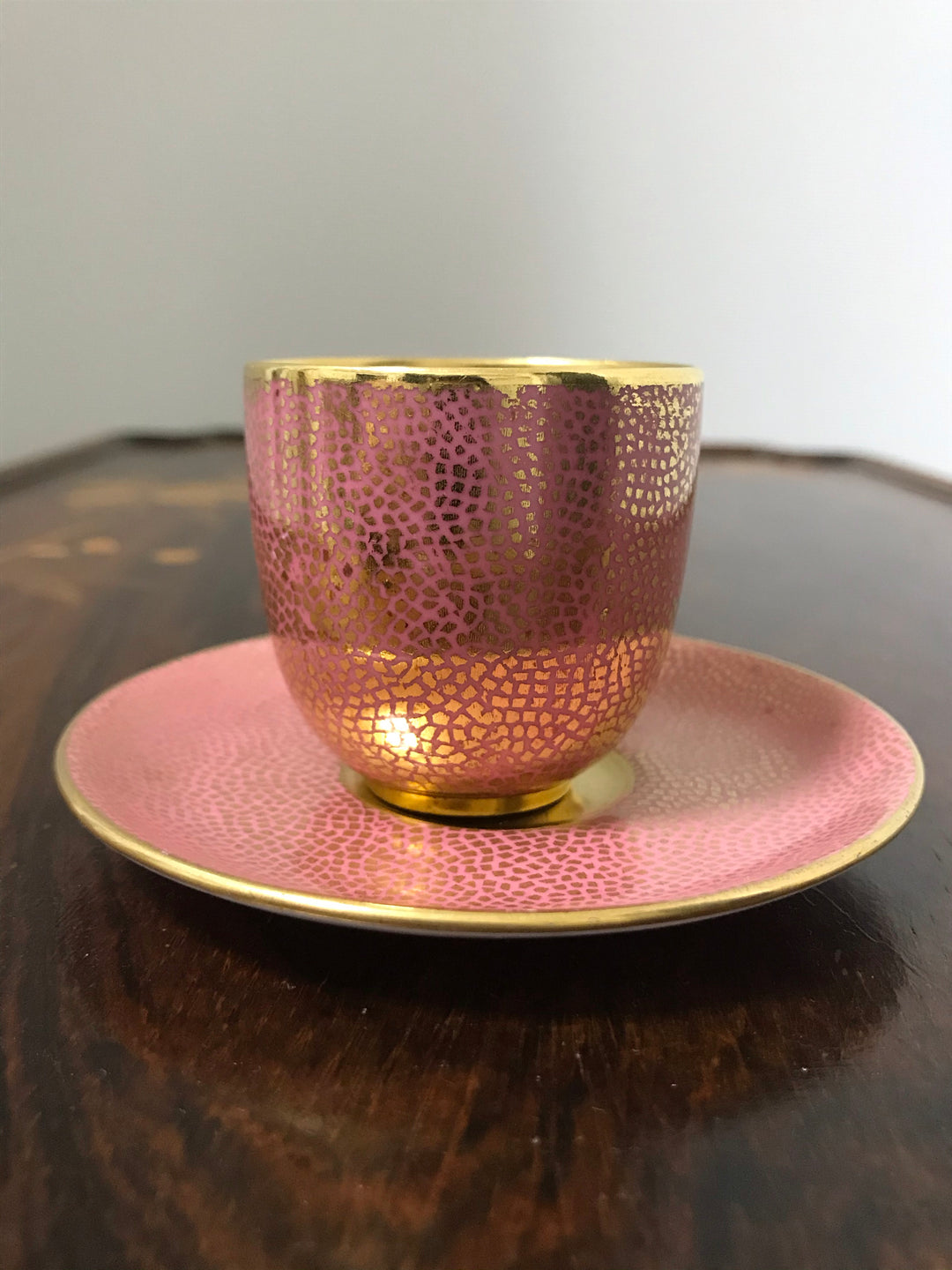 コールポート　ピンクモザイクとゴールドのデミタス　カップ＆ソーサー　1750年製