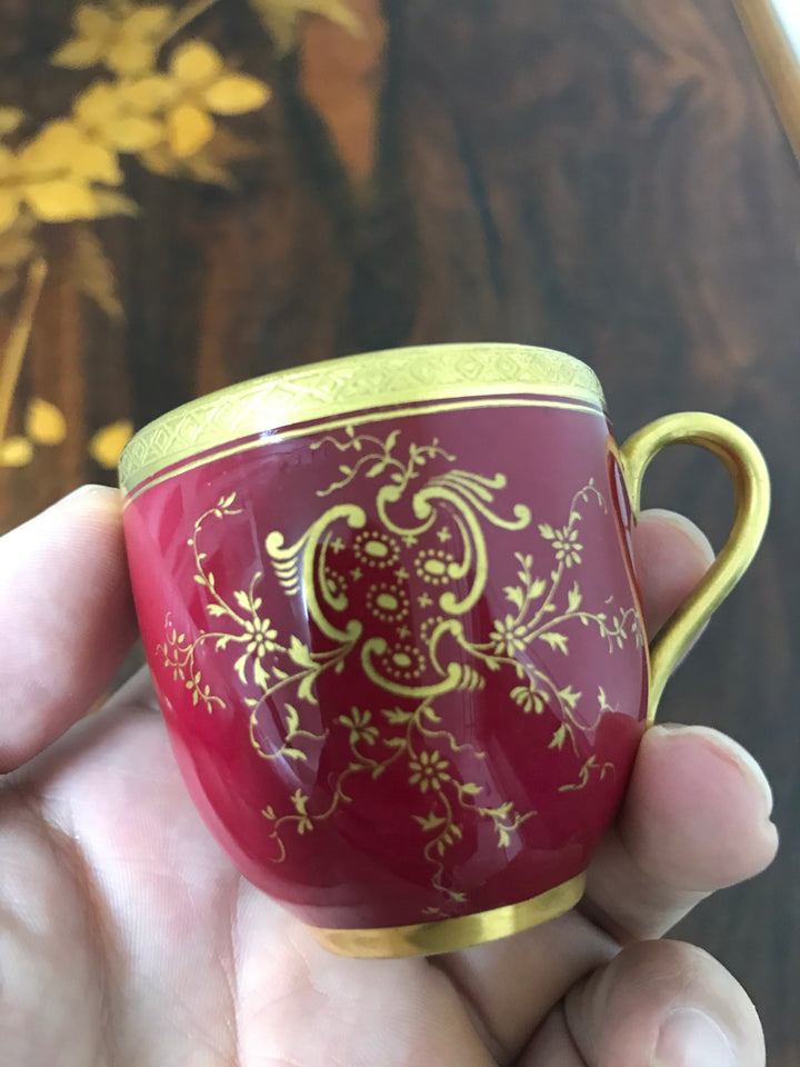 コールポート（COALPORT）赤と金彩のデミタスカップ＆ソーサー