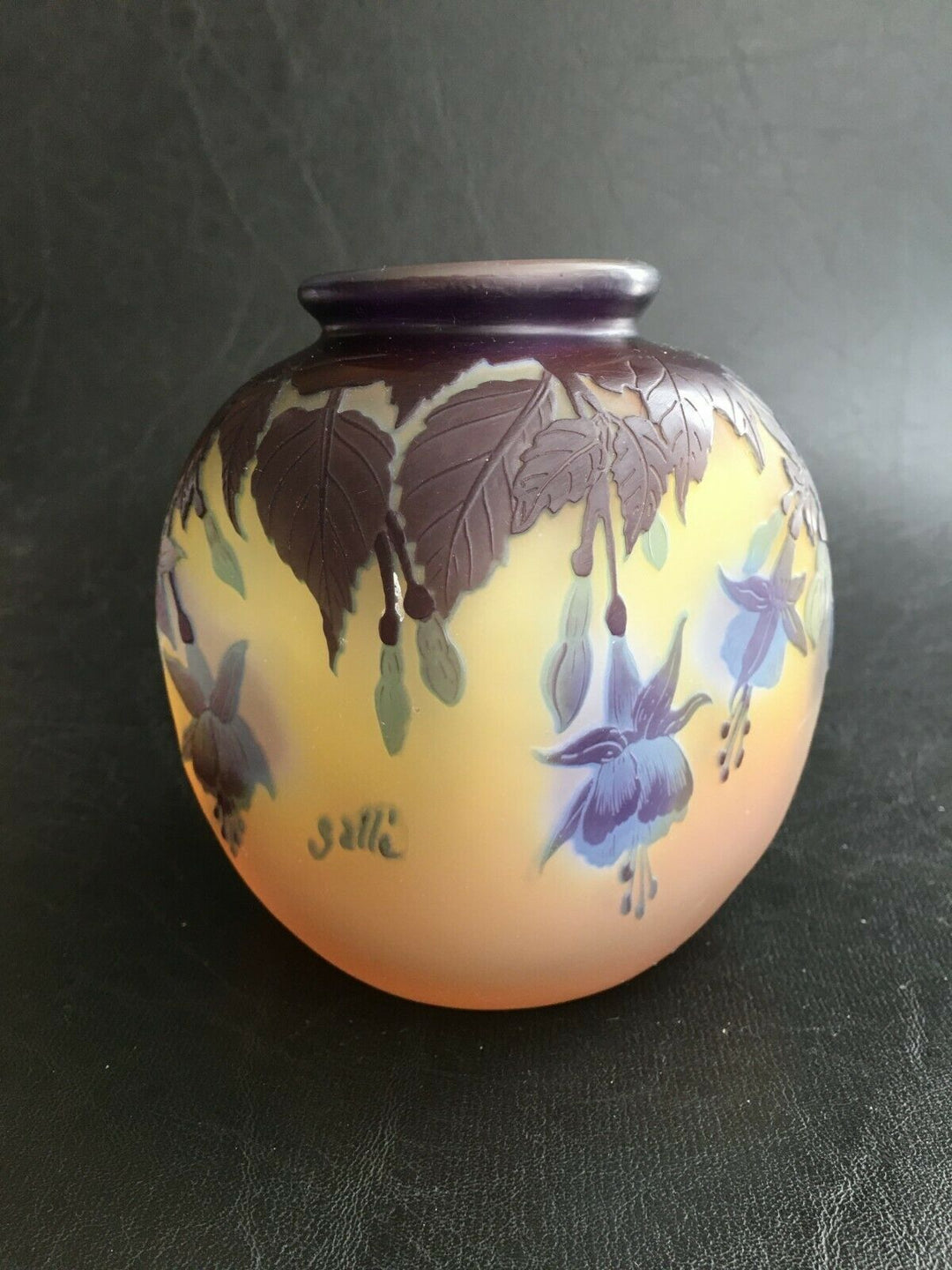 エミールガレ　フクシアの花が描かれたスクエア型の花瓶