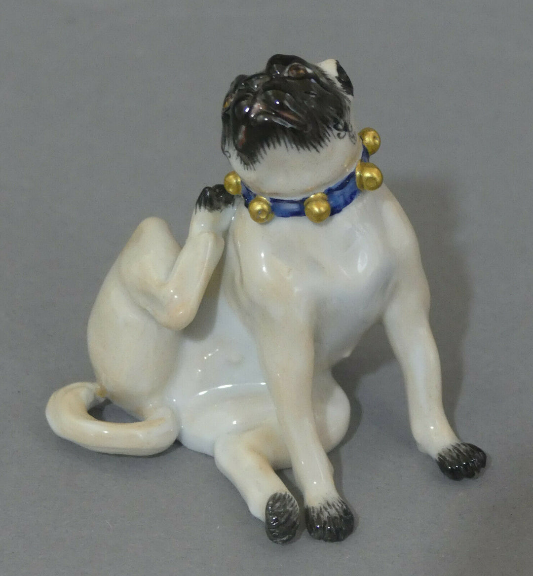 ⚔ Meissen Figur 78773 Mops mit Schellen sitzend sich kraulend 1.Wahl H.6,4cm