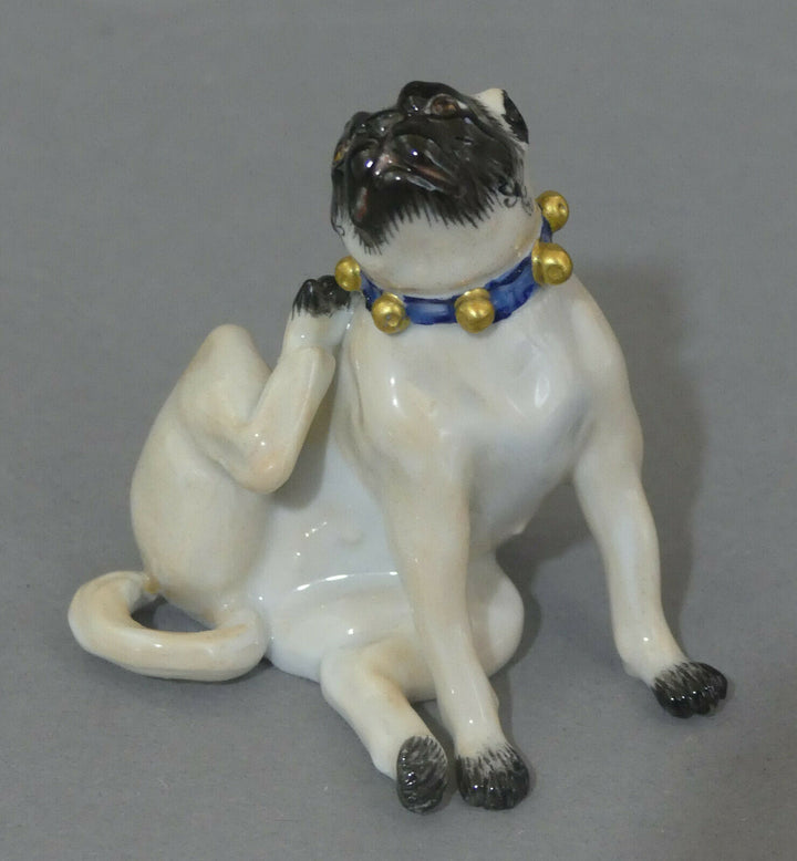 ⚔ Meissen Figur 78773 Mops mit Schellen sitzend sich kraulend 1.Wahl H.6,4cm