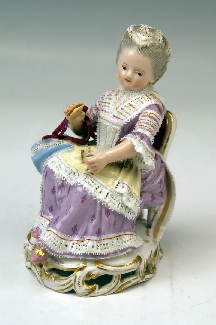 MEISSEN FIGUR MÄDCHEN AM SESSEL ZWIRNWINDE M.V.ACIER MNR: C28 UM 1860