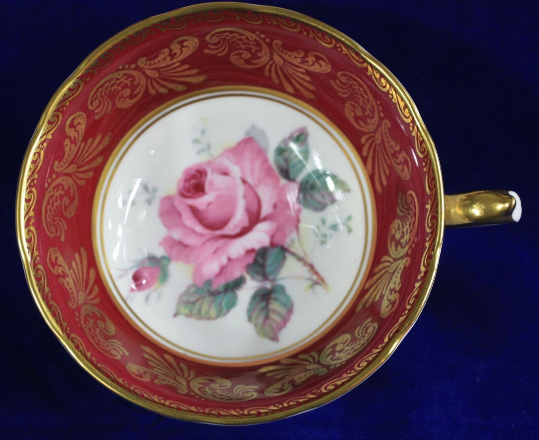 パラゴン　ピンクローズと金彩のロココ文様のレッドカップ＆ソーサー