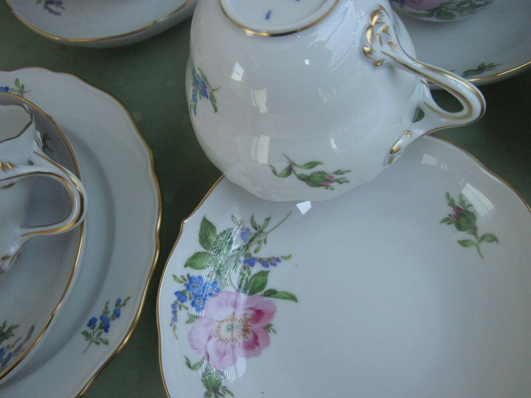 Schönes großes Meissen Kaffee-Service mit vielen Blumen und Gold