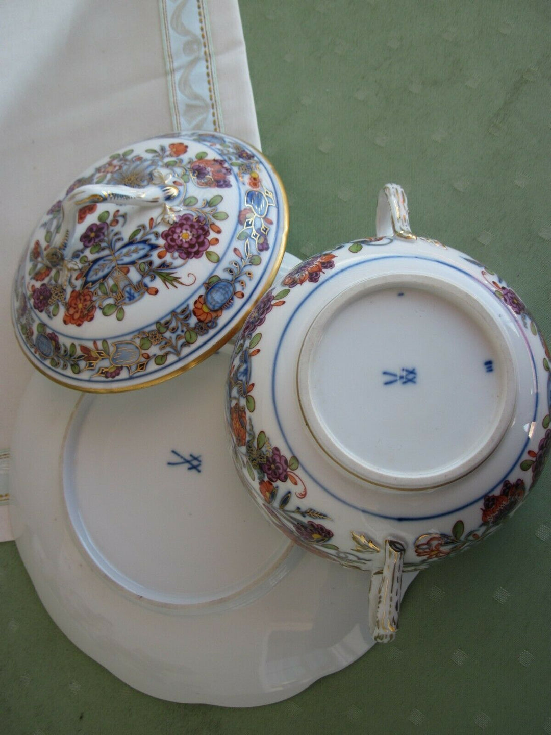 Schöne Meissen Terrine in Dekor Royal Buntes Zwiebelmuster mit Rot und Gold