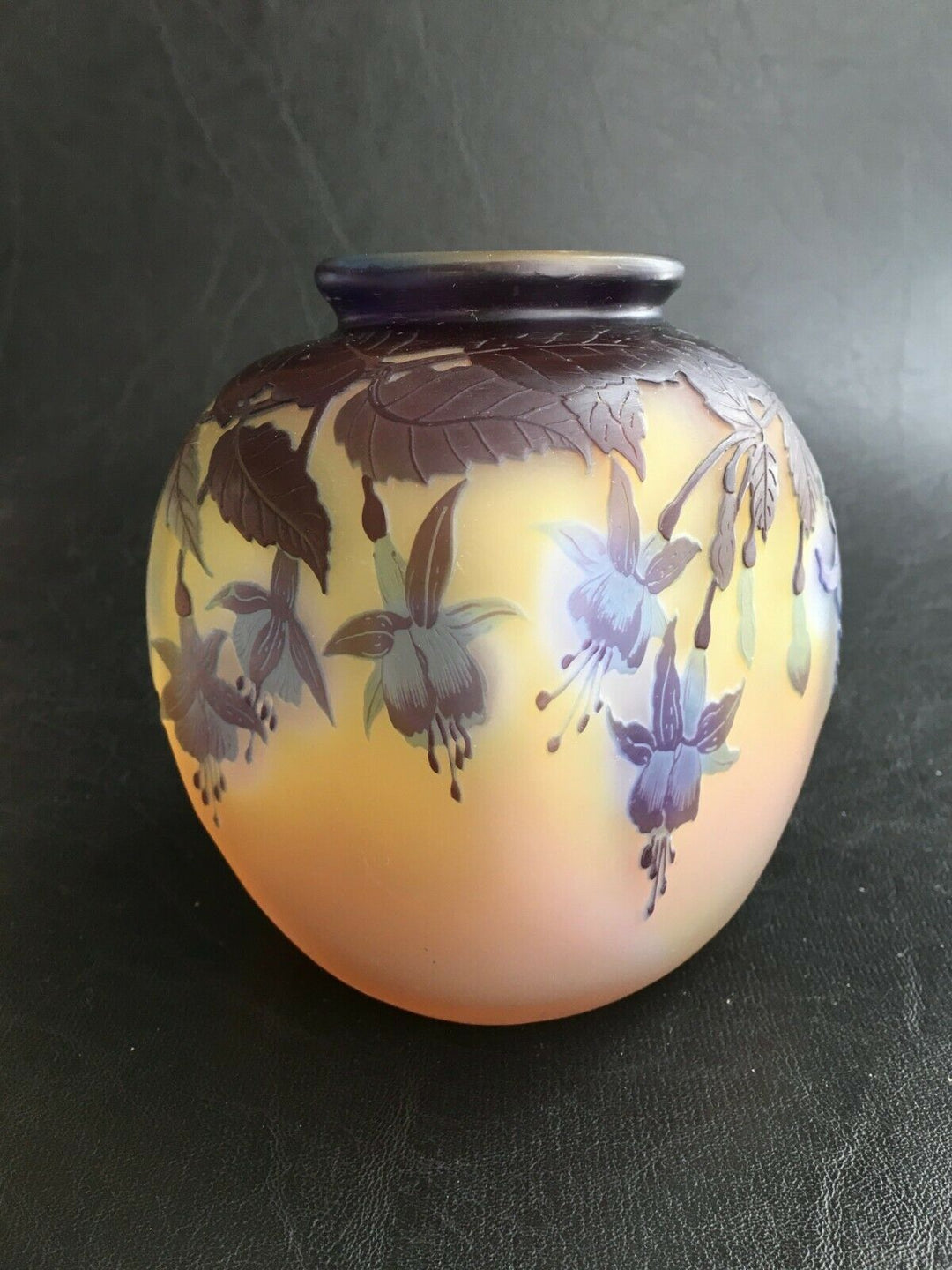 エミールガレ　フクシアの花が描かれたスクエア型の花瓶
