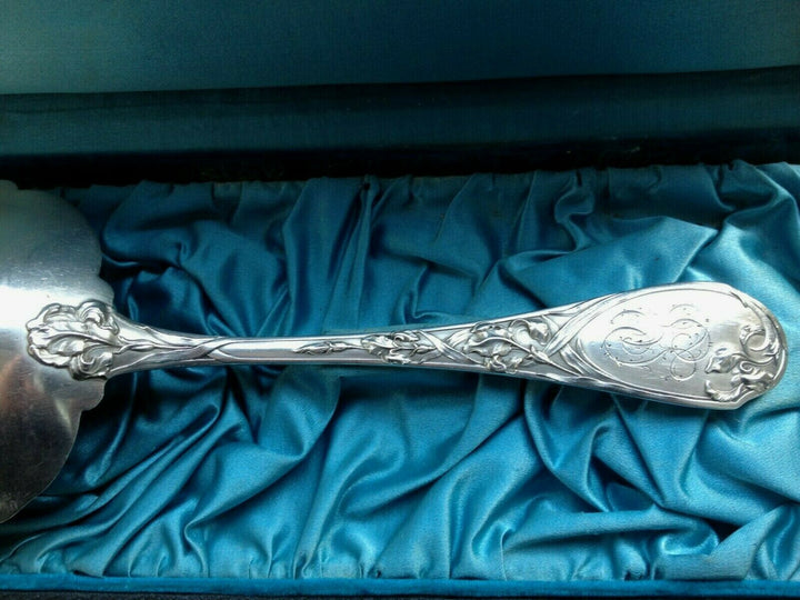 Superbe,Pelle à fraises, argent massif au décor d'iris, ART NOUVEAU.E.PUIFORCAT