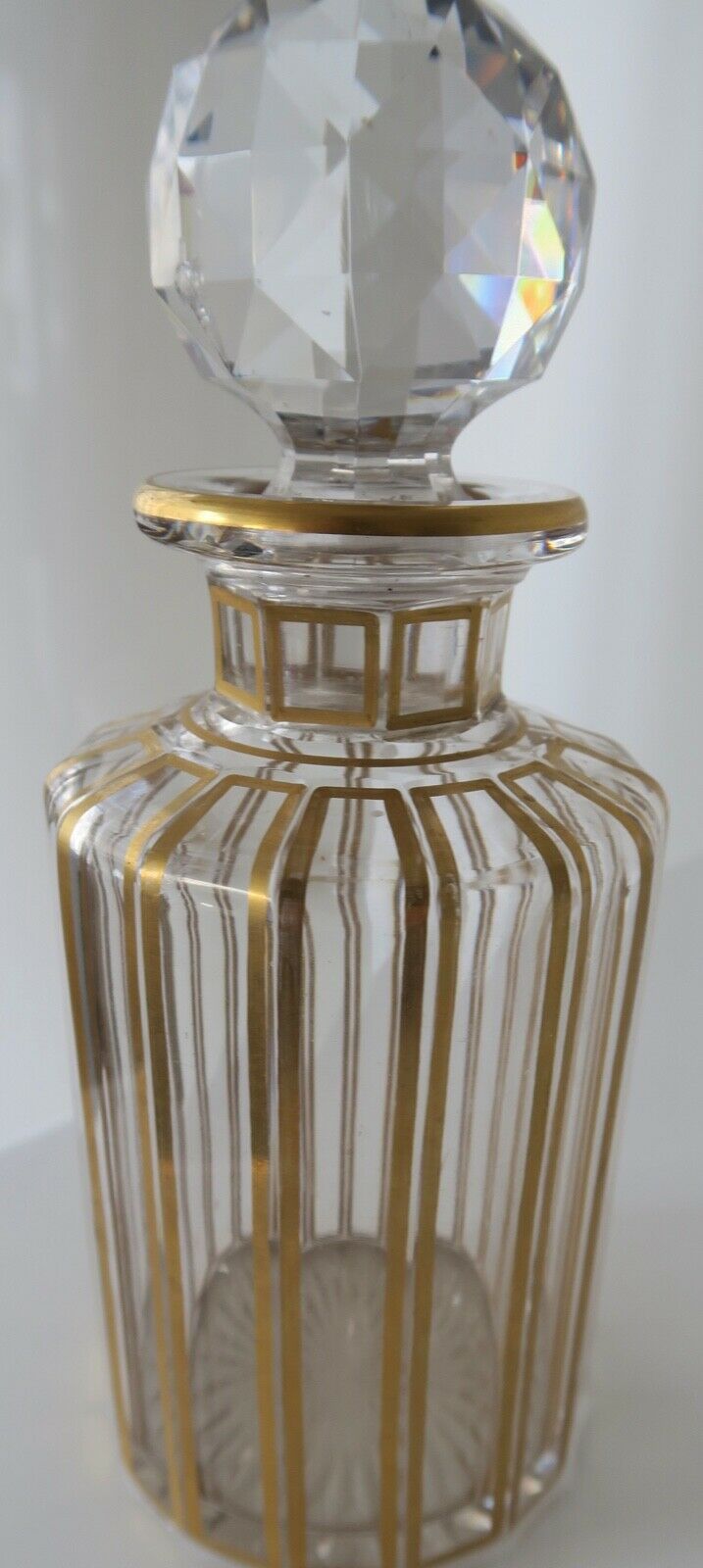 Ancien flacon de toilette en cristal de Baccarat cannelures or Hauteur env 19 cm