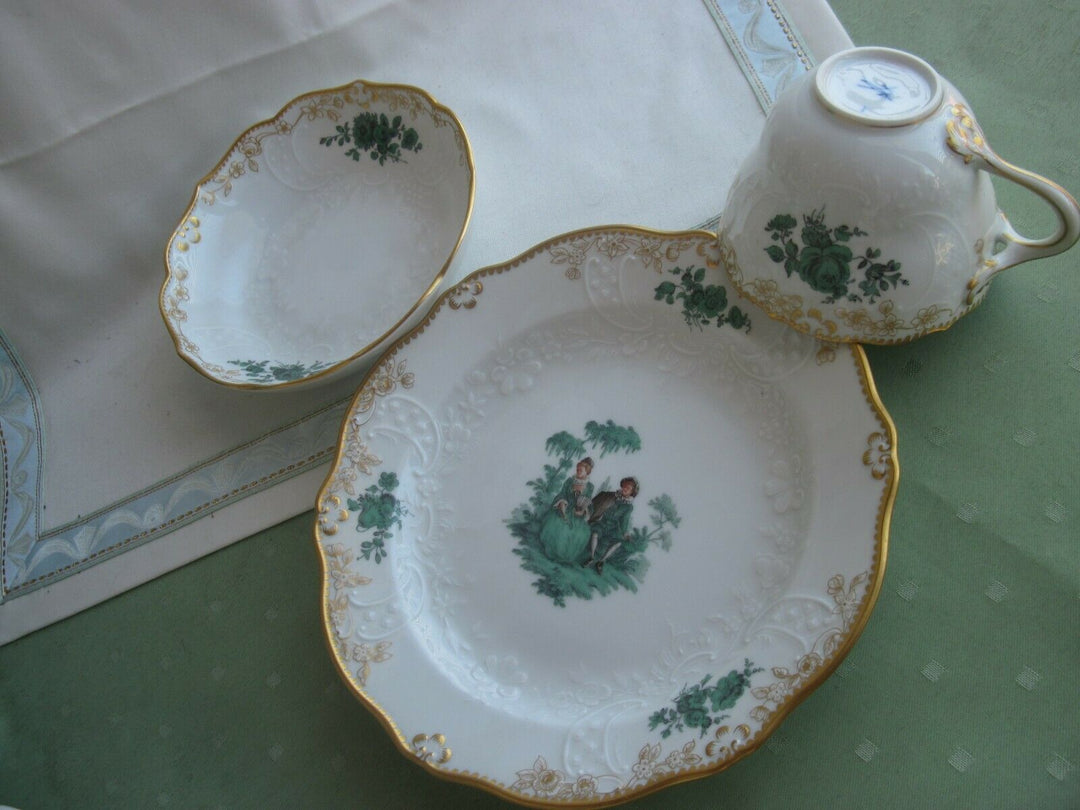 Wunderschöne Meissen Kaffee-Sammeltasse, Kupfergrün mit Watteau-Szenen