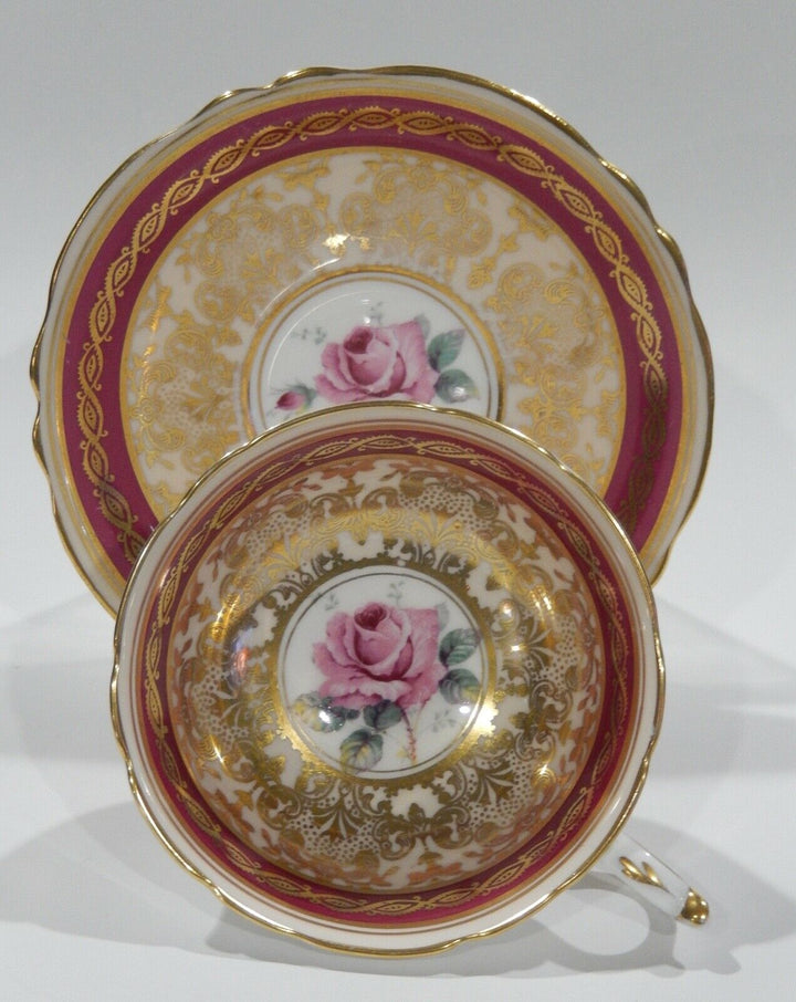 パラゴン　ピンクローズと金彩のロココ文様のレッドカップ＆ソーサー