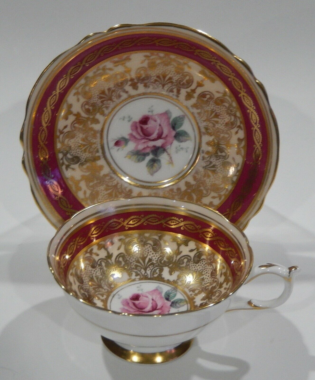 パラゴン　ピンクローズと金彩のロココ文様のレッドカップ＆ソーサー