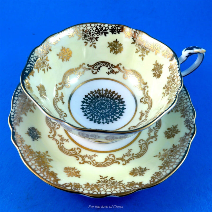 パラゴン　ゴールド装飾　淡いイエロー＆センタースター　カップ&ソーサー