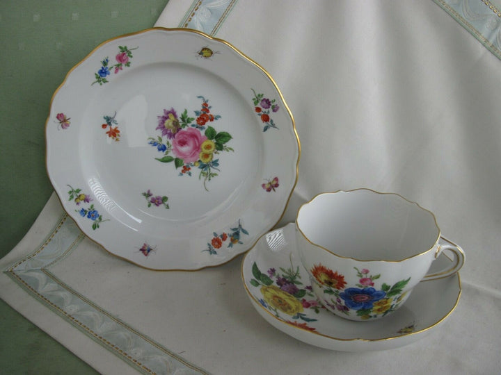 Schöne Meissen Kaffee-Sammeltasse mit vielen Blumen, Insekten-Malerei und Gold