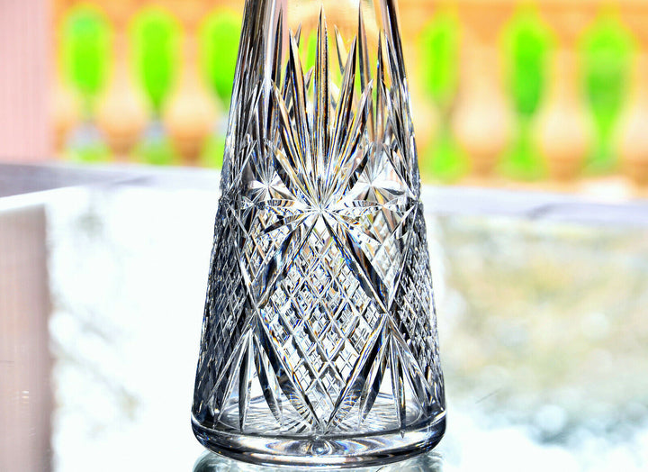 Saint-Louis. Importante carafe à vin du Rhin (43 cm), en cristal clair taillé.