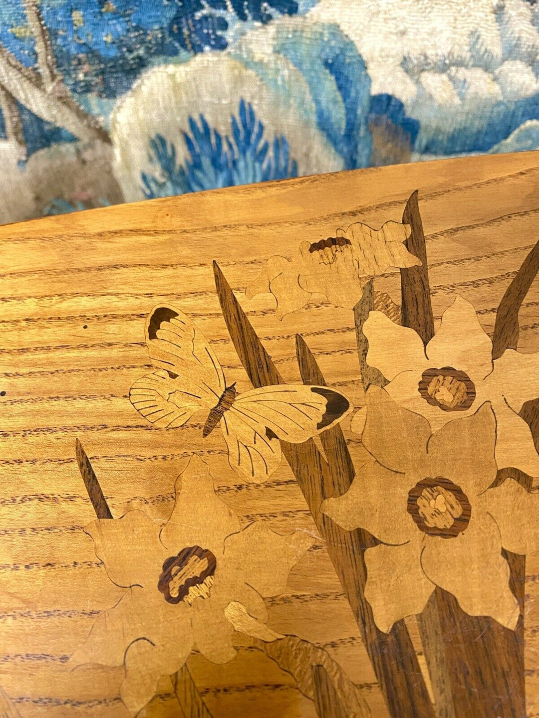 エミールガレ　スイセンの花と蝶々が描かれた木製のテーブル