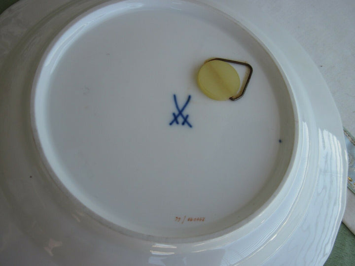 Schöner Meissen Teller mit Früchten, Insekten und Gold