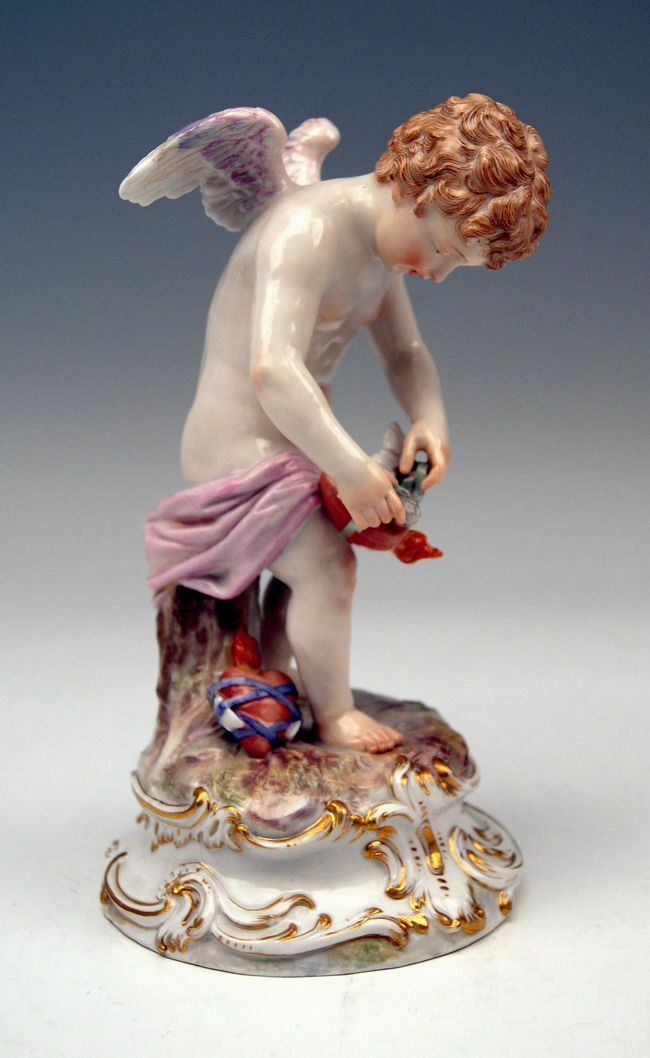 MEISSEN FIGUR PUTTO MIT HERZEN AMOR CHERUB WITH HEARTS A. RINGLER P139 UM 1900