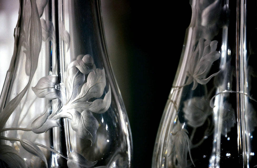 Baccarat. Paire de vases en cristal, à décor gravé à l'acide (rose, iris), 1900.