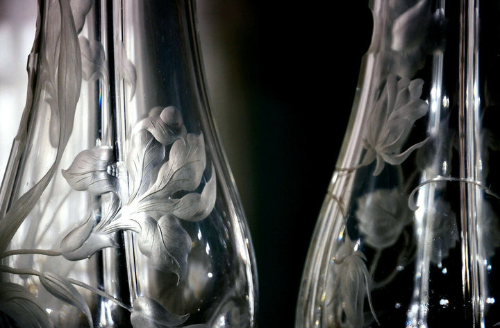 Baccarat. Paire de vases en cristal, à décor gravé à l'acide (rose, iris), 1900.