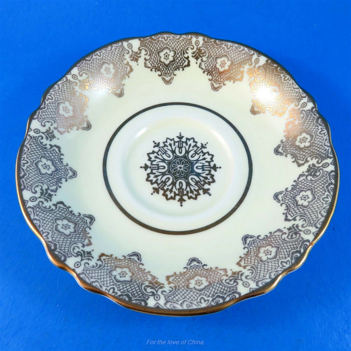 パラゴン　淡いイエローじにゴールドのスター模様のカップ&ソーサー