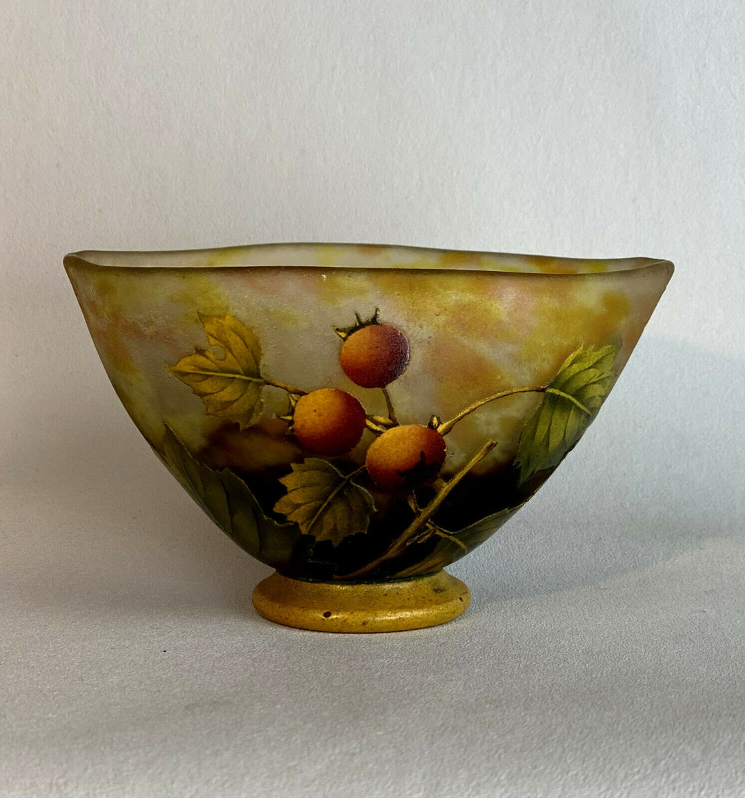 DAUM NANCY /COUPE SUR PIEDOUCHE A DECOR DE GROSEILLE A MAQUEREAUX FOND MARMOREEN