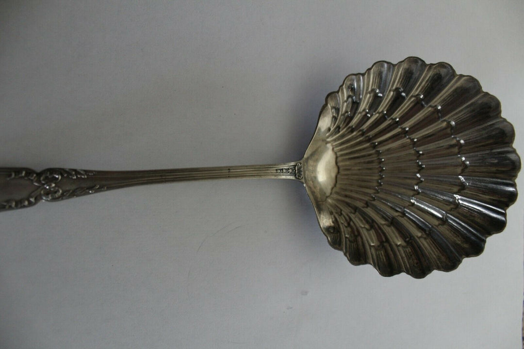 EMILE PUIFORCAT CUILLERE A DESSERT EN ARGENT :MOTIF DE SAINT JACQUES...13H