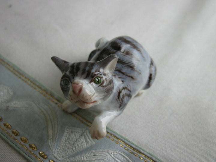 マイセン人形、足を出す猫