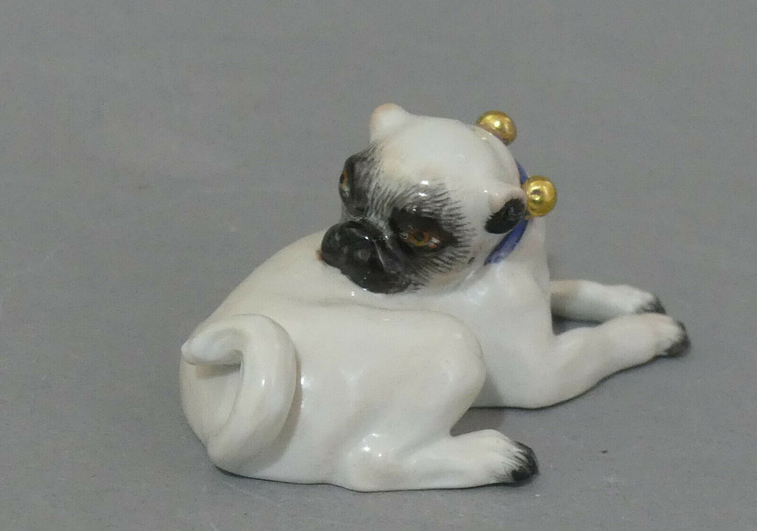 ⚔ Meissen Figur 78627 Mops mit Schellen liegend Kopf nach rechts 1.Wahl L.8,3cm