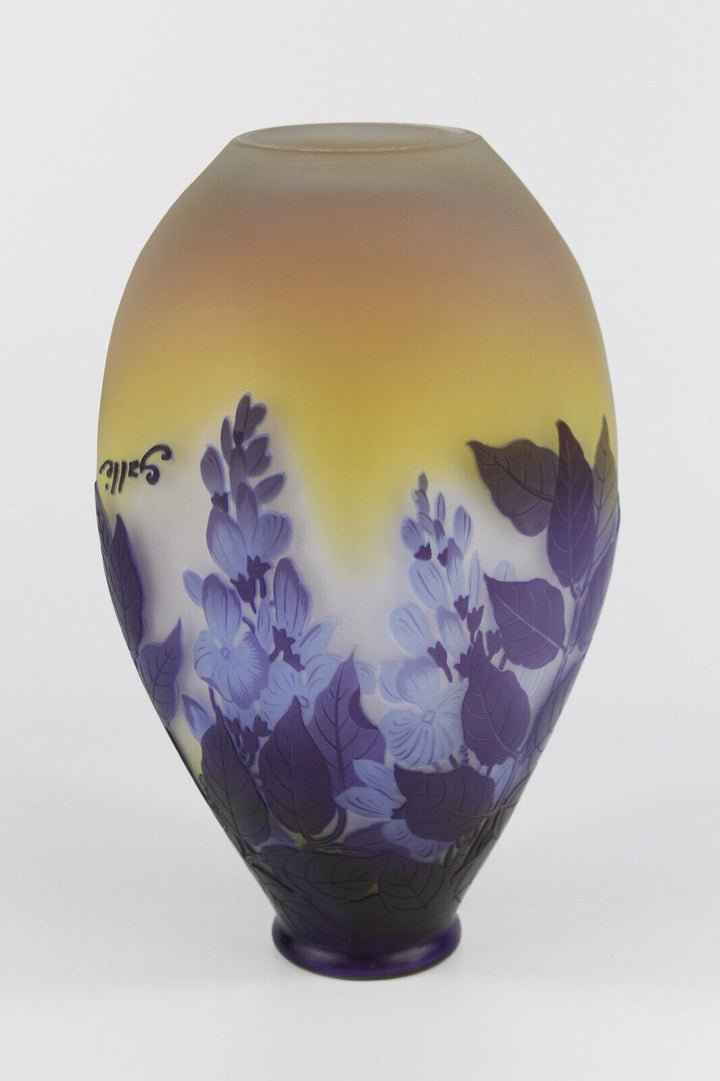 花と藤の模様の陶器花瓶 花と藤の模様の陶器花瓶