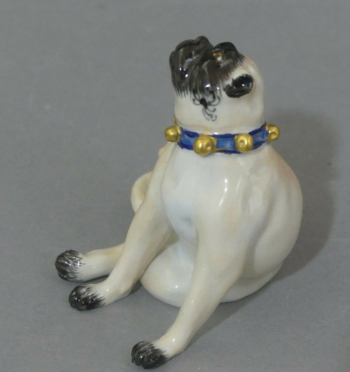 ⚔ Meissen Figur 78773 Mops mit Schellen sitzend sich kraulend 1.Wahl H.6,4cm