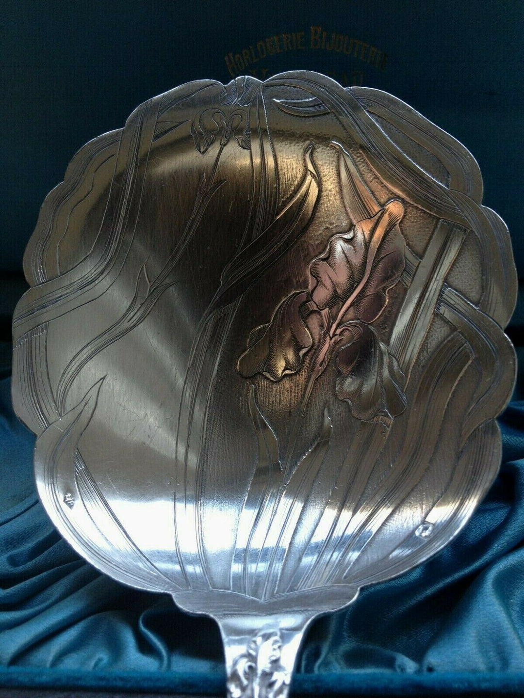 Superbe,Pelle à fraises, argent massif au décor d'iris, ART NOUVEAU.E.PUIFORCAT