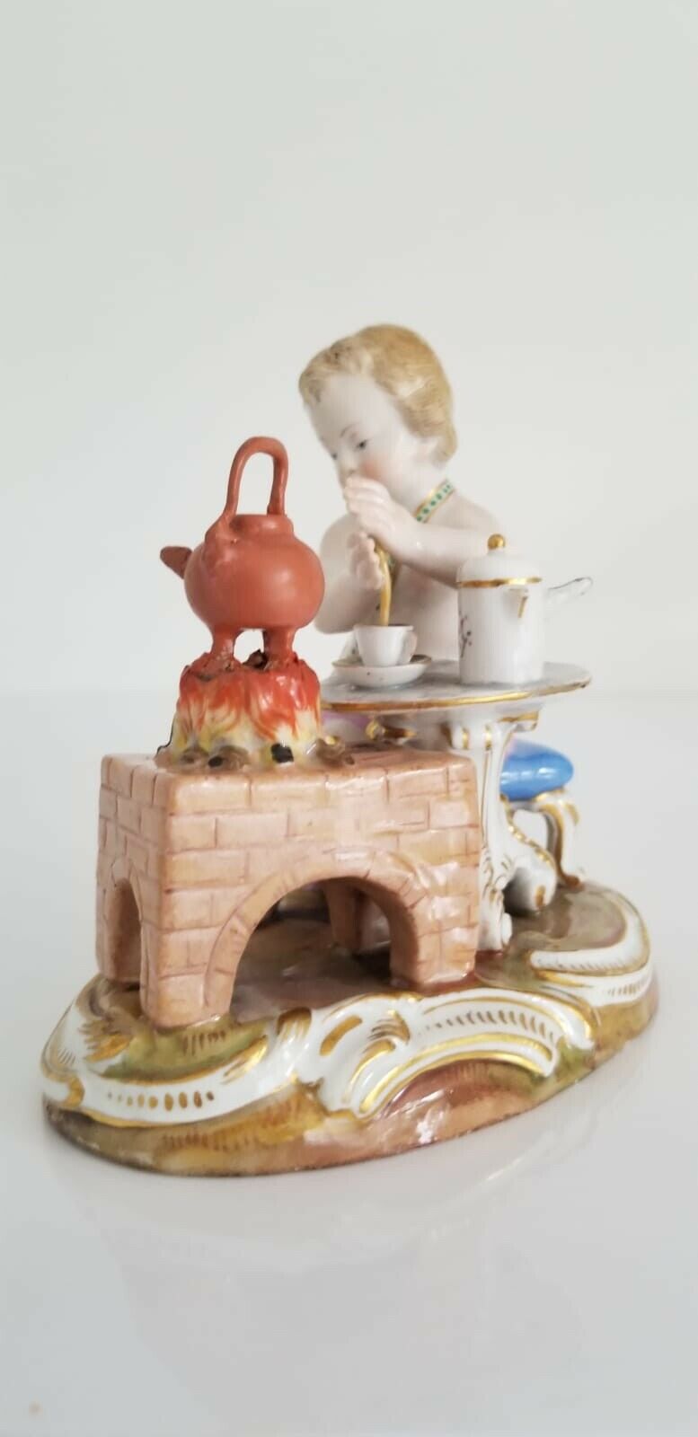 マイセン人形/フィギュリン　チョコレート職人の天使 四大元素シリーズ『火の寓意』ヨハン・ヨアヒム・ケンドラー原型作（1860年ころ）