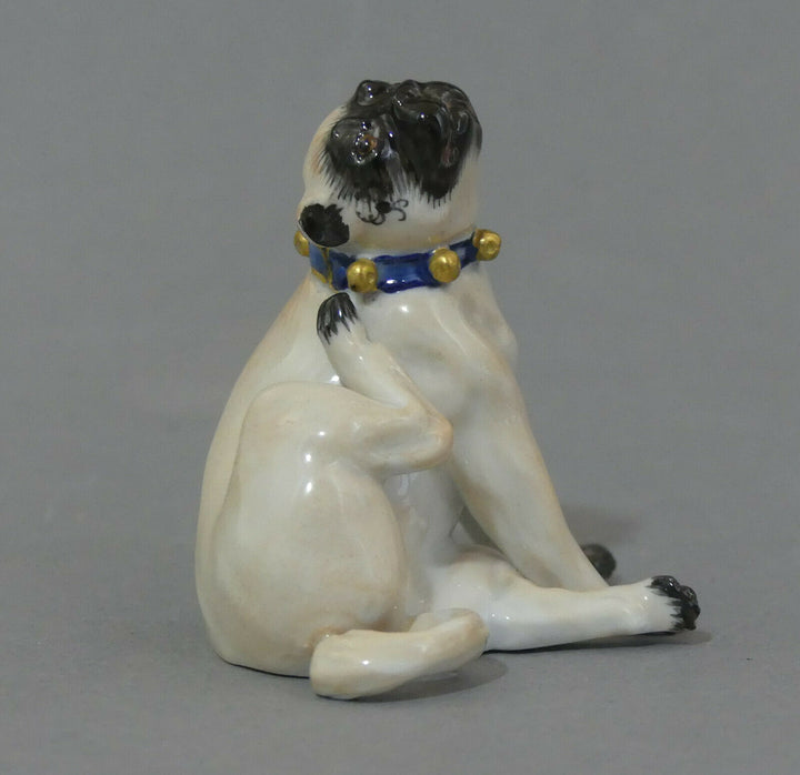 ⚔ Meissen Figur 78773 Mops mit Schellen sitzend sich kraulend 1.Wahl H.6,4cm