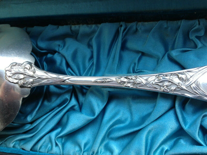 Superbe,Pelle à fraises, argent massif au décor d'iris, ART NOUVEAU.E.PUIFORCAT