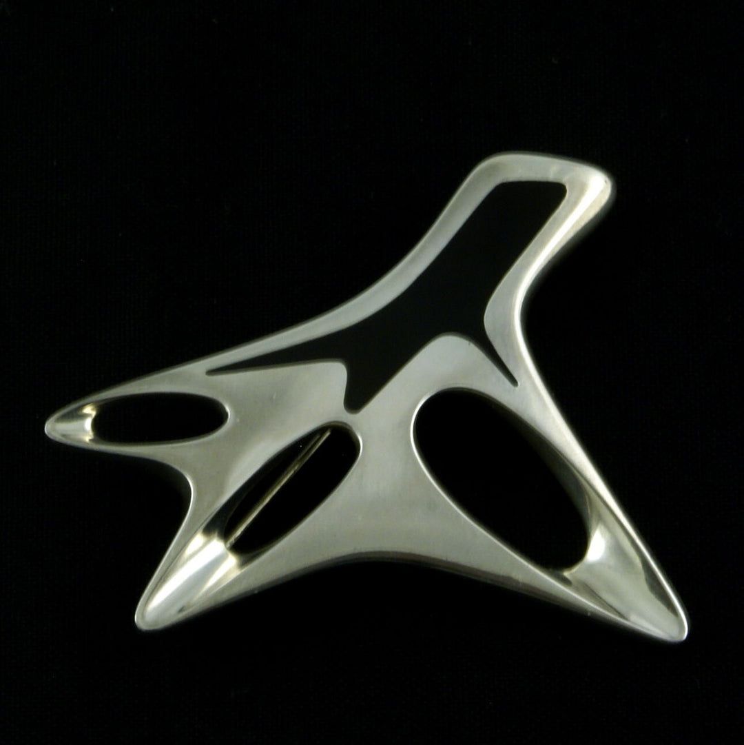 ジョージジェンセン　スターリングシルバー　ブラックエナメルのブローチ　#323　ヘニング・コッペル