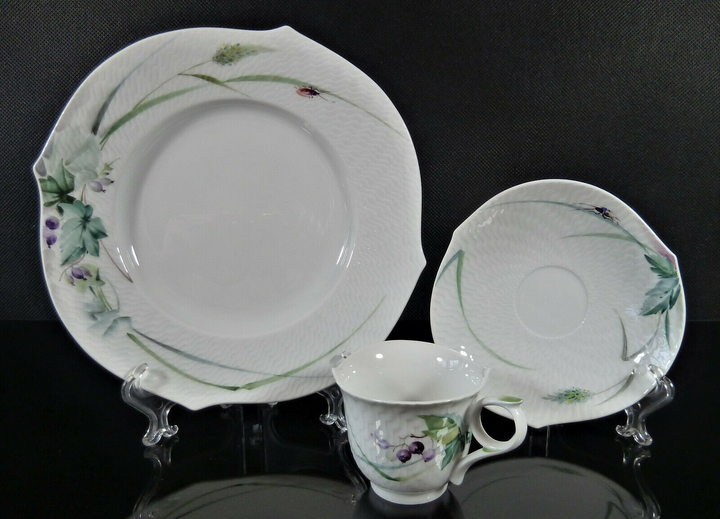 マイセン  Meissen、波の戯れ、浮かし彫り、森の声、モカ、プレート＋カップ＆ソーサーセット
