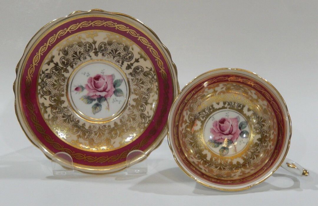 パラゴン　ピンクローズと金彩のロココ文様のレッドカップ＆ソーサー