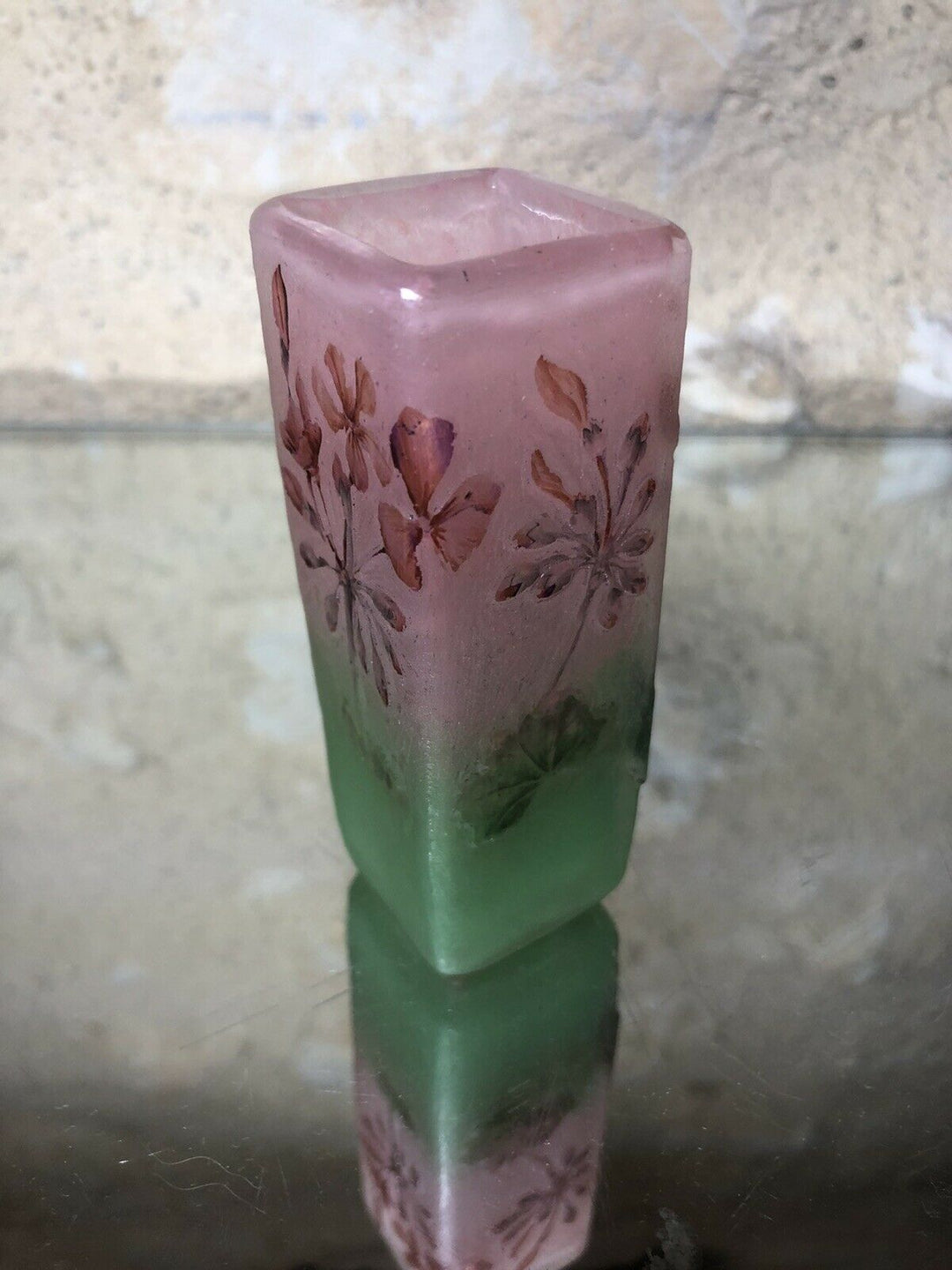 ドーム兄弟（ドームナンシー）ゼラニウムの花の四角型花瓶