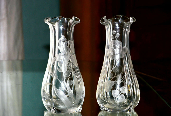 Baccarat. Paire de vases en cristal, à décor gravé à l'acide (rose, iris), 1900.