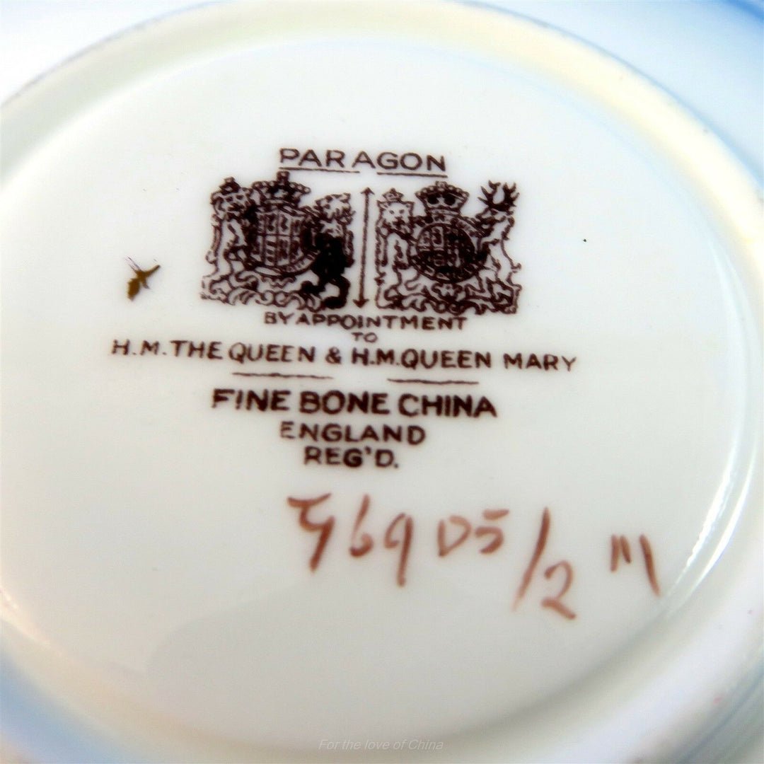 パラゴン　ピンクローズと金彩のロココ文様のレッドカップ＆ソーサー