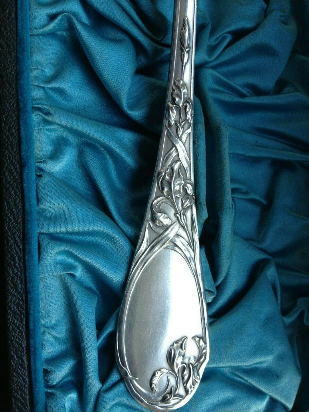 Superbe,Pelle à fraises, argent massif au décor d'iris, ART NOUVEAU.E.PUIFORCAT
