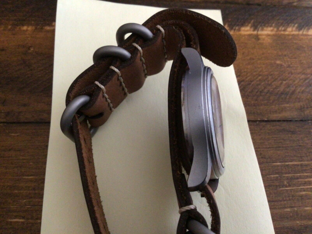 ティモール　WWW“ダーティ・ダース” 腕時計